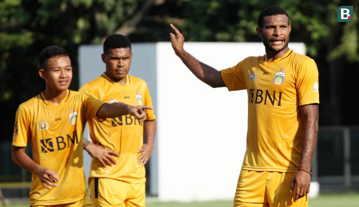 Pemain Bhayangkara FC, Marinus Wanewar, mengikuti sesi latihan jelang laga perdana Liga 1 di Lapangan ABC Senayan, Jakarta, Senin (19/3/2018). Bhayangkara FC akan berhadapan dengan Persija Jakarta. (Bola.com/Asprilla Dwi Adha)