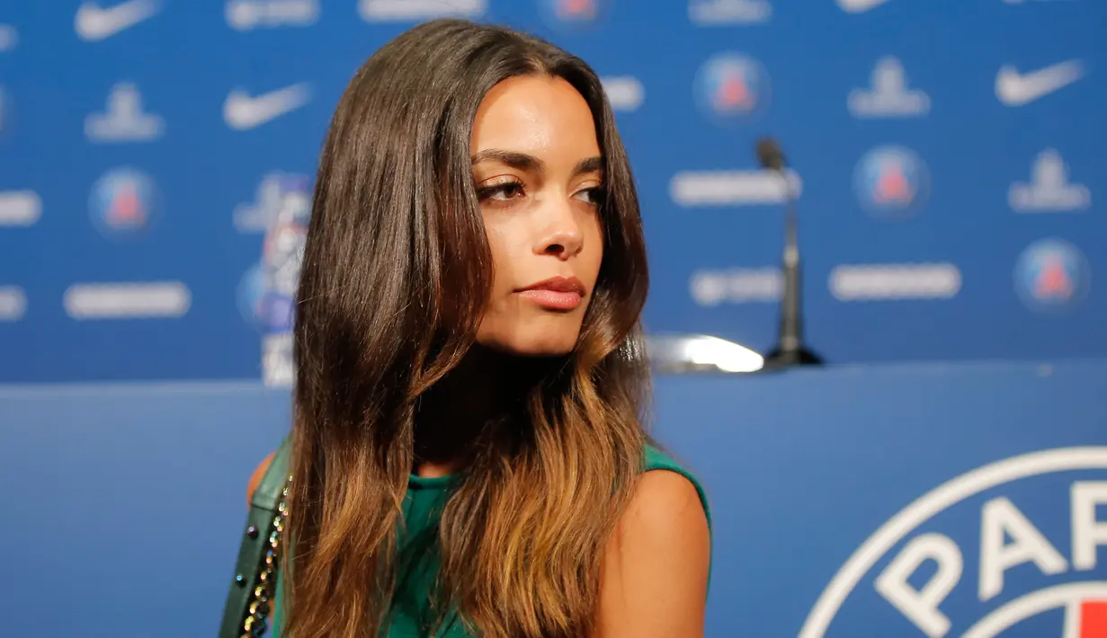 Istri Dani Alves, Joana Sanz, menemani suaminya saat konferensi pers kepindahannya ke PSG di stadion Parc des Princes di Paris, Prancis, (12/7). (AP Photo/Michel Euler)
