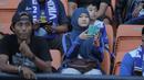 Aksi Supoeter Wanita saat mendukung tim kesayanngya Persib Bandung di Stadion Si Jalak Harupat, Bandung, Sabtu (24/10/2015). (Bola.com / Nicklas Hanoatubun)