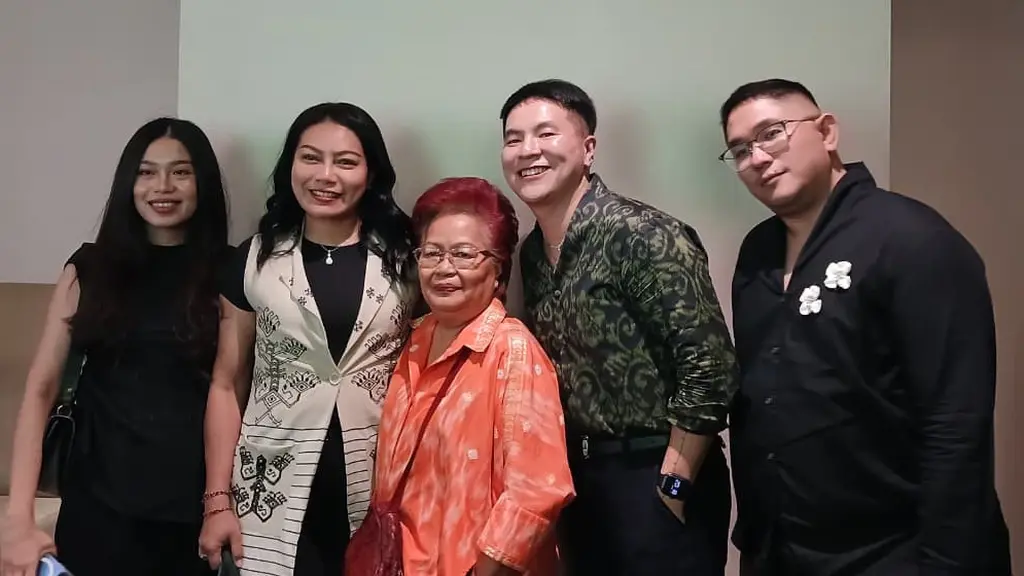 Desainer Wilsen Willim (kedua dari kanan) di acara penayangan perdana film seri dokumenter Reinventing Tenun: Journey to Algorithm di XXI Plaza Indonesia, Jakarta, 21 Agustus 2026. ((Liputan6.com/Nurri Indah)