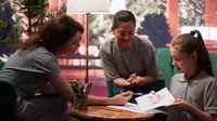 Guru, murid, dan orang tua murid membahas penilaian. (Image by Freepik)