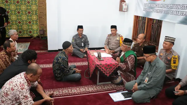 Belasan anggota ajaran sesat Islam Sejati dan pimpinannya bertobat secara terbuka di Mesjid Markas Polres Kebumen. (Foto: Liputan6.com/Polres Kebumen/Muhamad Ridlo)