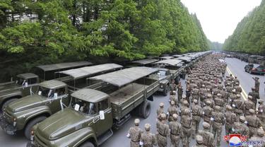 Lawan COVID-19, petugas dari unit medis Tentara Rakyat Korea bersiap untuk pengerahan untuk membantu pengangkutan obat-obatan di Pyongyang, Korea Utara Senin, 16 Mei 2022. (Korean Central News Agency/Korea News Service melalui AP)