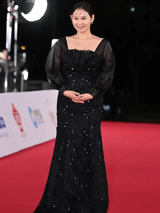 Aktris senior Kim Sun Young juga tampil menawan dengan balutan dress berwarna hitam. Dress ini memiliki detail taburan payet yang membuat penampilannya semakin berkilau. [Foto: soompi.com]