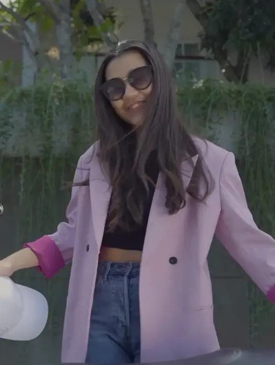 Lalu gaya berikutnya, blazer ungu tersebut dipadukan dengan crop top hitam sebagai inner. Dengan lengan blazer yang digulung. [@aaliya.massaid]