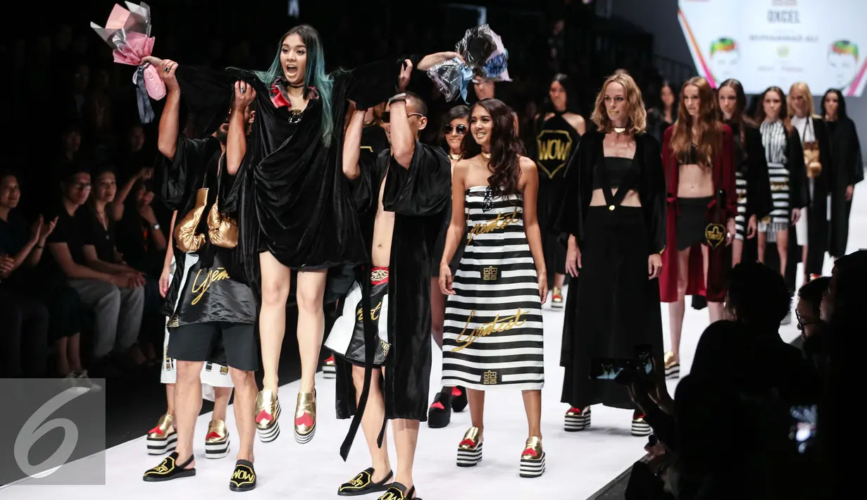 Desainer Oxcel bersama para modelnya saat tampil di Jakarta Fashion Week di Jakarta 2017, Minggu (23/10).  Oxcel yang mengidolakan Muhammad Ali mewujudkannya dalam busana dengan detail bordir dan sentuhan warna emas. (Liputan6.com/Faizal Fanani)