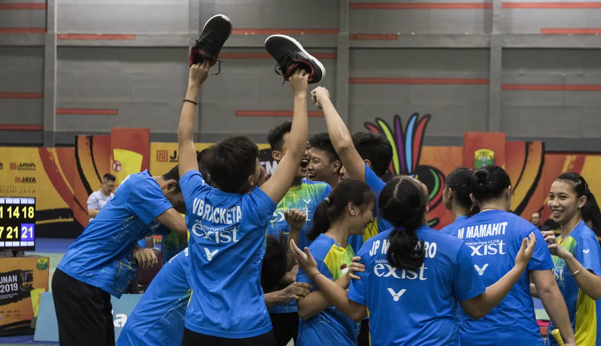Para pebulutangkis Exist merayakan kemenangan atas Jaya Raya pada final tim beregu Pembangunan Jaya Cup 2019 di GOR Jaya Raya, Banten, Sabtu (21/12). Exist menang 3-1 atas Jaya Raya. (Bola.com/Vitalis Yogi Trisna)