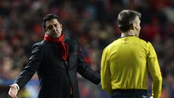 Pelatih Benfica,  Rui Vitoria (kiri) melakukan protes kepada wasit pada leg pertama 16 besar Liga Champions di Estadio do Sport Lisboa, Rabu (17/2/2016) dini hari WIB. (AFP / Patricia De Melo Moreira)