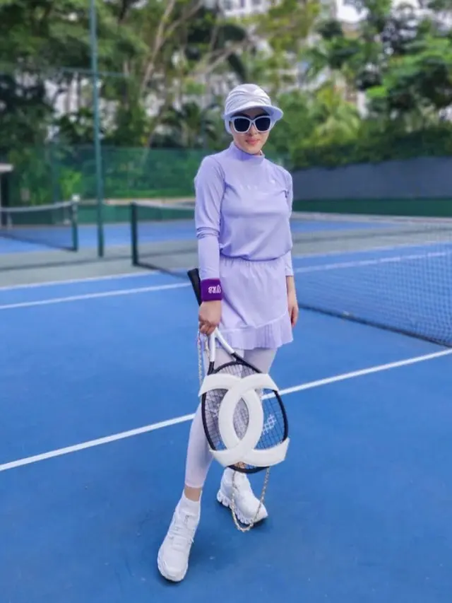Tampilan Baju Olahraga Syahrini saat Bermain Tenis, credit: (@princessyahrini)