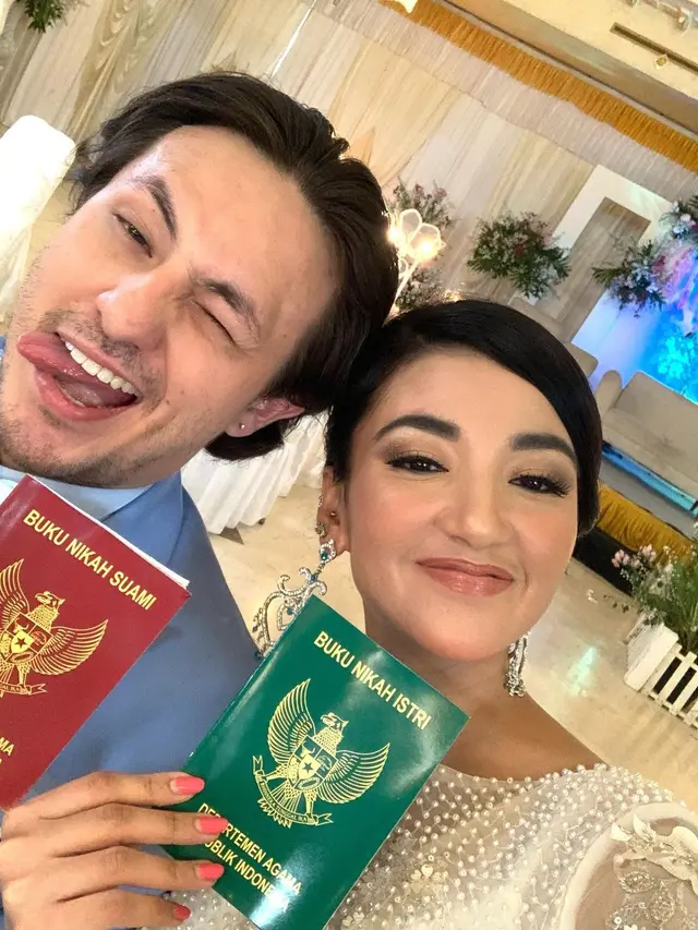 6 Potret Kebersamaan Tsania Marwa dan Dylan Carr, Pamer Buku Nikah