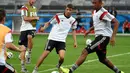 Gelandang Timnas Jerman, Thomas Mueller (kedua dari kanan), berlatih bersama Jerome Boateng dan Benedikt Hoewedes di Stadion Mineirao, Belo Horizonte (7/7/2014). (AFP PHOTO/Patrik Stollarz)