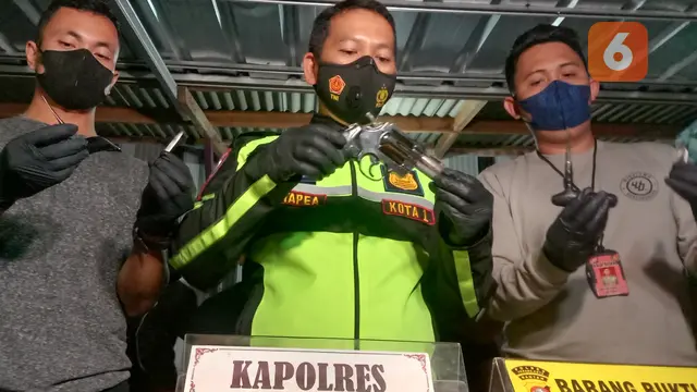 Kapolres Serang Kota, AKBP Maruli Ahiles Hutapea, Menunjukkan Alat Bukti Maling Motor. (Kamis, 14/04/2022). (Liputan6.com/Yandhi Deslatama).