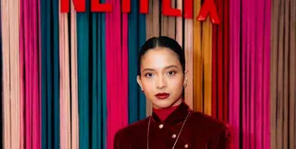 Putri Marino sukses menyita perhatian dengan pesona fearless di acara Netflix untuk serial Kawat Berduri [@hagaipakan]