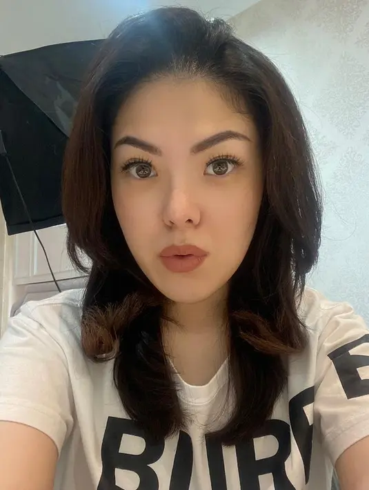 Tina Toon yang dulu dikenal sebagai penyanyi cilik dengan pipi tembam, Seiring dengan diet yang ia lakukan, wajah Tina pun ikut mengalami perubahan. Kini wajahnya tampak makin tirus.  (Instagram/tinatoon101).