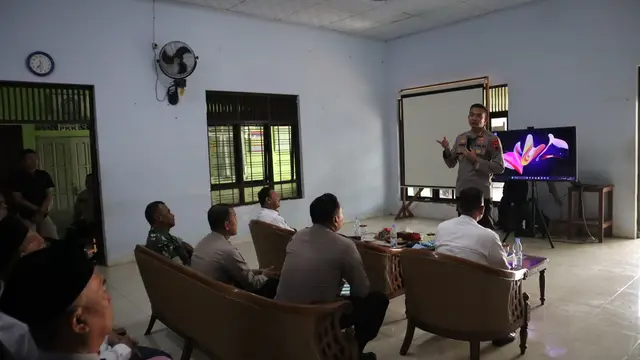 Kapolres Pemalang mengecek kiprah Polisi RW. (Foto: Liputan6.com/Polres Pemalang)