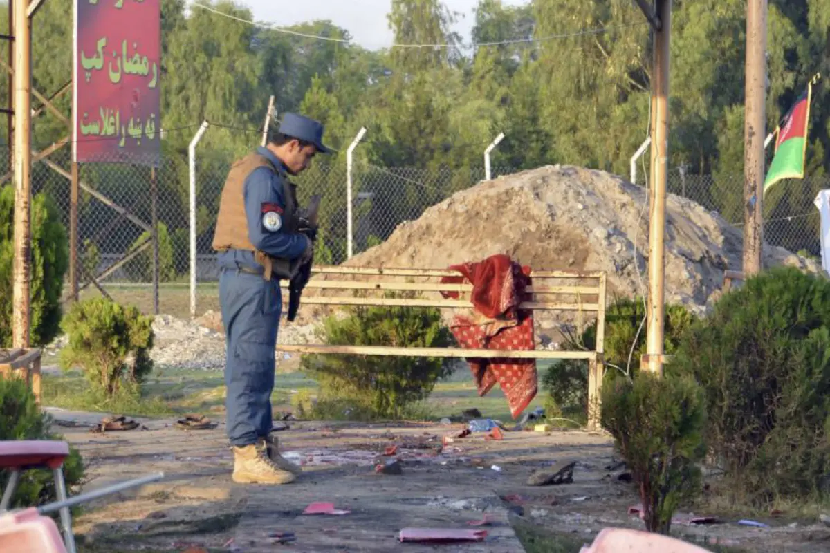 Polisi memeriksa lokasi ledakan di lapangan kriket Provinsi Nangarhar, Afghanistan timur. (AP)