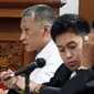 Terdakwa kasus merintangi penyidikan atau obstruction of justice pembunuhan berencana terhadap Brigadir Nopriansyah Yosua Hutabarat (Brigadir J), Hendra Kurniawan menjalani sidang lanjutan di Pengadilan Negeri Jakarta Selatan, Kamis (3/11/2022). Sidang tersebut beragenda mendengarkan keterangan delapan orang saksi yang dihadirkan jaksa penuntut umum (JPU), salah satunya teknisi CCTV. (Liputan6.com/Herman Zakharia)