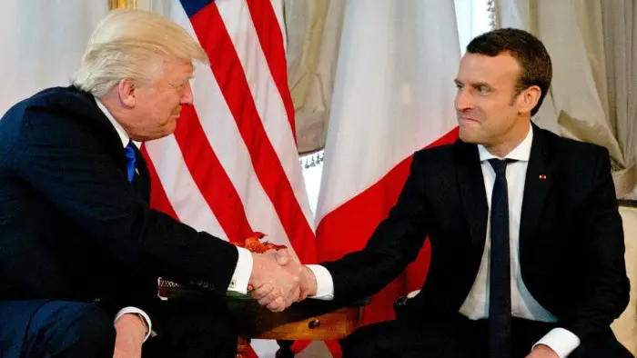 Presiden AS Donald Trump saat bersalaman dengan Presiden Prancis Emmanuel Macron (AFP)