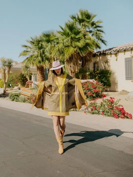 Masih di Los Angeles, Luna Maya tampil bergaya koboi mengenakan outfit Coach. Dia memadukan dress coklat muda, dengan outer, dan sepatu boots warna senada. Tak lupa topi boater hat melengkapi penampilannya saat itu. (Instagram/lunamaya).