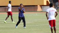 Jafri Sastra saat memimpin tim Persipura Jayapura berlatih di Stadion Mandala, Jayapura. (Bola.com/Nicklas Hanoatubun)