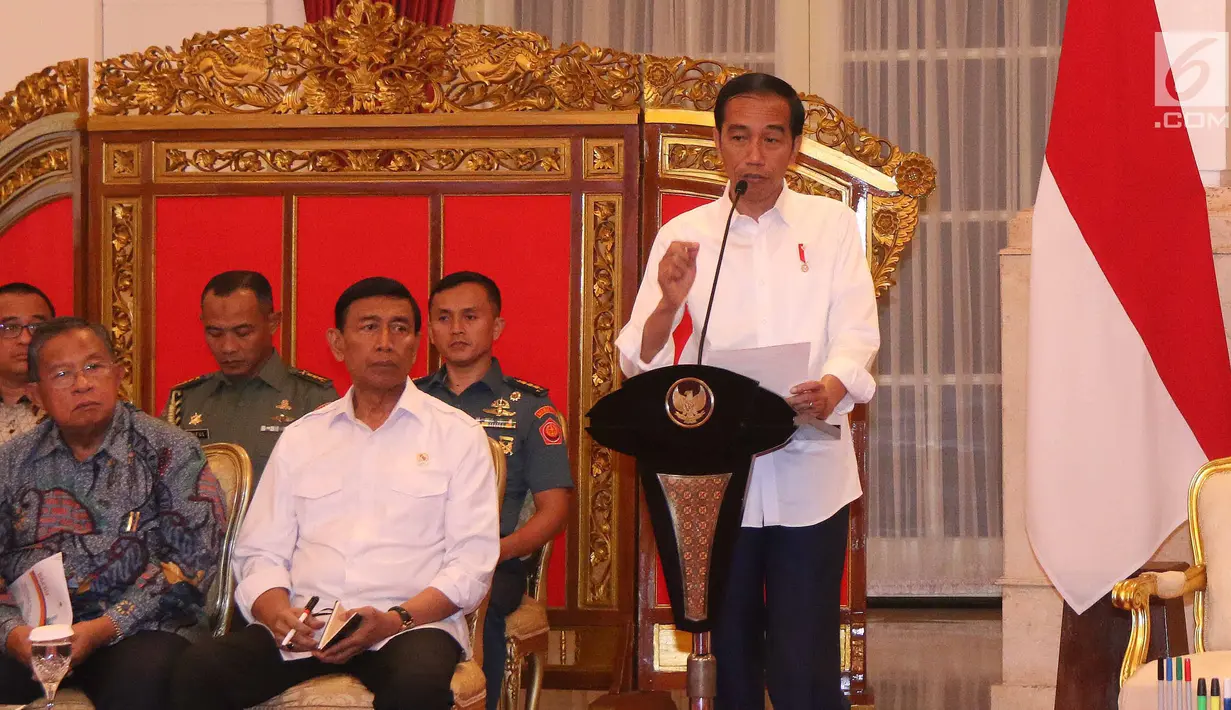 Presiden Joko Widodo atau Jokowi memberi keterangan saat memimpin rapat sidang kabinet paripurna membahas RAPBN Tahun 2018 di Istana Negara, Senin (24/7). (Liputan6.com/Angga Yuniar)