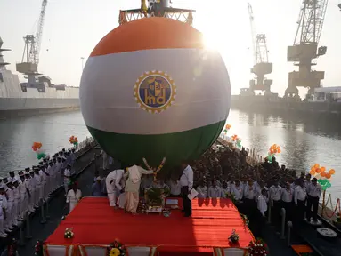 Seorang pastor memanjatkan doa sebelum peluncuran kapal selam kelas ketiga Scorpene Karanj di Mumbai, India, Rabu (31/1). Kapal selam tersebut dibangun oleh pembuat kapal Mazagon Dock Limited (MDL). (AP Photo/Rafiq Maqbool)