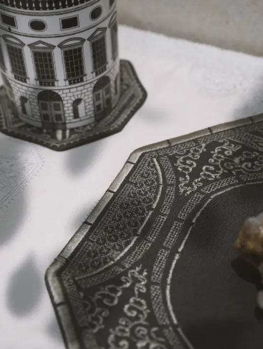 <p>SAPTO DJOJOKARTIKO Living Penara Holiday Season Tableware Collection 2022/2023 adalah produk memikat terbaru dari jajaran SAPTO DJOJOKARTIKO Living. Koleksi terbatas ini menampilkan keahlian yang terinspirasi warisan dengan satu set peralatan makan yang terdiri dari empat kanvas dengan detail bordir yang tersedia dalam bentuk alas piring dan tatakan gelas. /Foto dok Sapto Djojokartiko.</p>