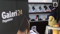 Pekerja merapikan emas di galeri 24 Pegadaian, Tangerang, Selasa (7/7/2020). Harga emas Pegadaian khusus batangan 1 gram cetakan Antam hari ini naik Rp 4.000 atau 0,42% ke level Rp 950.000/gram dari harga hari sebelumnya. (Liputan6.com/Angga Yuniar)