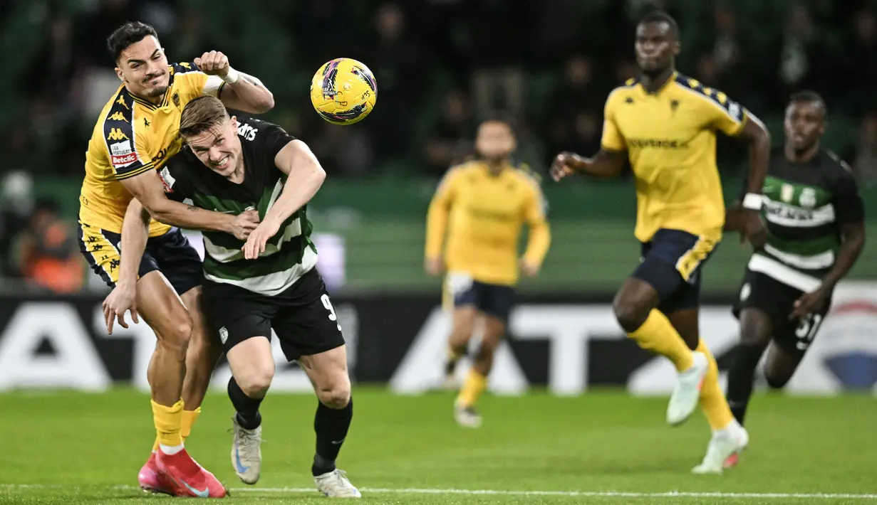Pemain Sporting CP, Viktor Gyokeres (kedua kiri) berebut bola dengan pemain Estoril Praia, Pedro Alvaro dalam laga lanjutan Liga Portugal 2024/2025 di Stadion Jose Alvalade, Lisbon, Portugal, Senin (03/03/2025) waktu setempat. (AFP/Patricia De Melo Moreira)