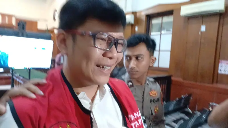 Gregorius Ronald Tannur usai divonis bebas PN Surabaya. (Dian Kurniawan/Liputan6.com)