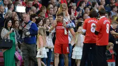 Kesetiaan seorang pemain terhadap sebuah klub yang diperkuatnya bermusim-musim tak serta merta menjadikannya sebagai pelabuhan terakhir dalam kariernya. Enam pemain berikut yang berstatus legenda di klubnya menjadi bukti. Siapa saja mereka? (Foto: AFP/Oli Scarff)