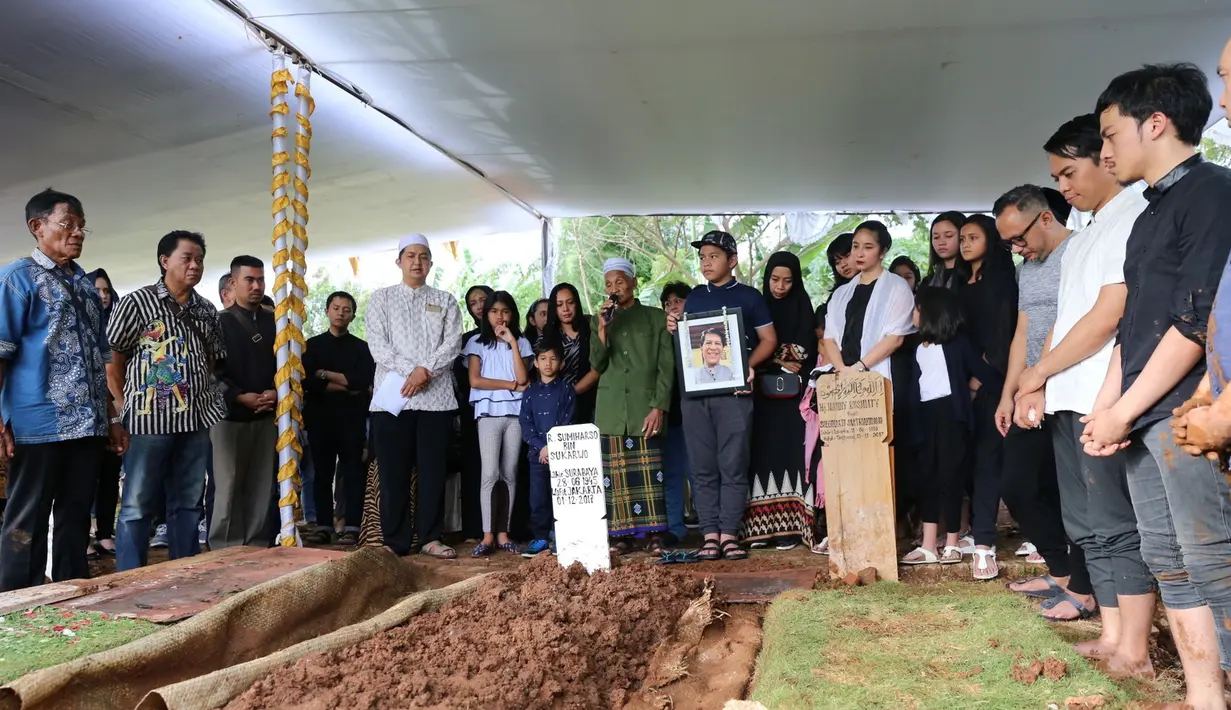 Selain mengazani, suami Angie pun  menjadi perwakilan keluarga untuk menyampaikan sepatah dua patah kata selepas prosesi pemakaman itu selesai. (Daniel Kampua/Bintang.com)