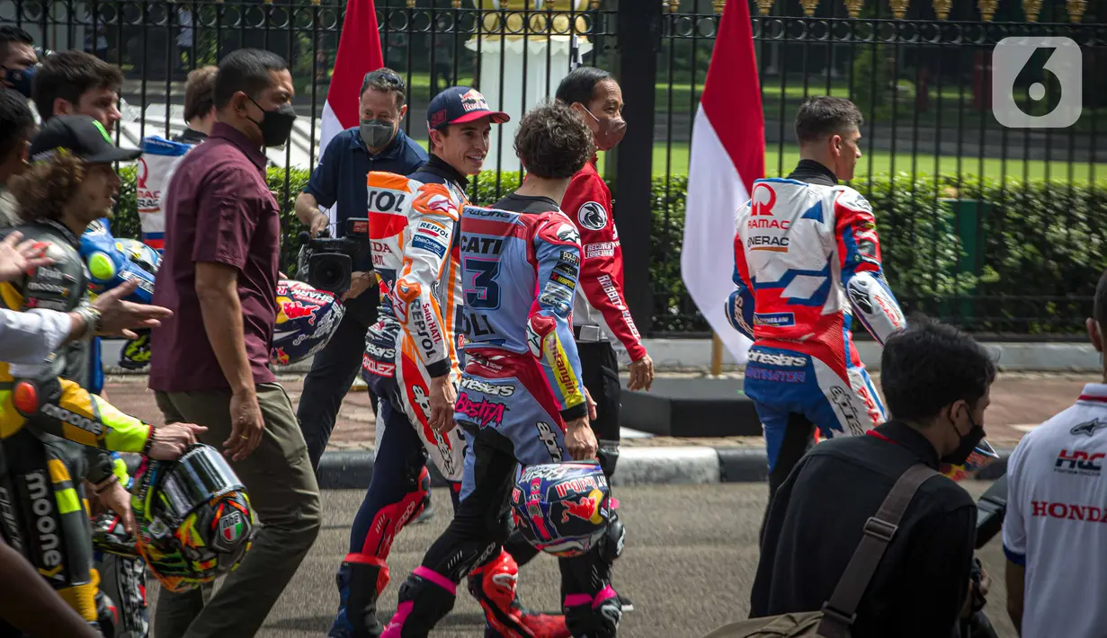 Presiden Joko Widodo berjalan bersama para pembalap MotoGP keluar dari Istana Merdeka, Jakarta Pusat, Rabu (16/3/2022). Jokowi melepas iring-iringan pembalap berkeliling di jalan utama ibu kota sebelum para pembalap berlaga di MotoGP Mandalika yang berlangsung pekan ini. (Liputan6.com/Faizal Fanani)