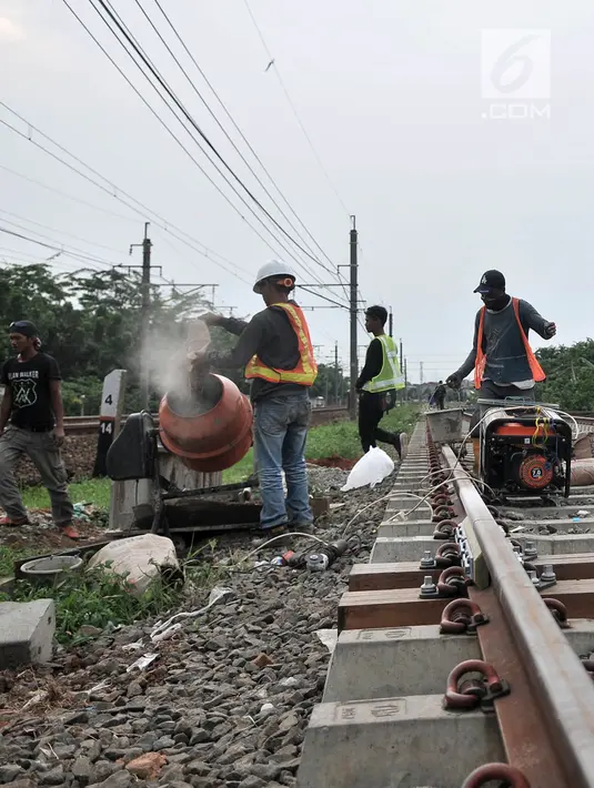 Aktivitas pekerja saat melakukan pembangunan pondasi untuk tiang sinyal elektrik pada jalur Double-Double Track (DDT) Manggarai-Cikarang di kawasan Klender, Jakarta, Selasa (13/11). (Merdeka.com/Iqbal S. Nugroho)