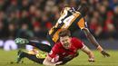 Pemain Hull City, Oumar Niasse menjatuhkan Michael Carrick saat perebutan bola pada lanjutan Premier League pekan ke-23 di Old Trafford, Manchester, selasa (01/02/2017) waktu setempat. MU bermain imbang 0-0. (AP/Dave Thompson)