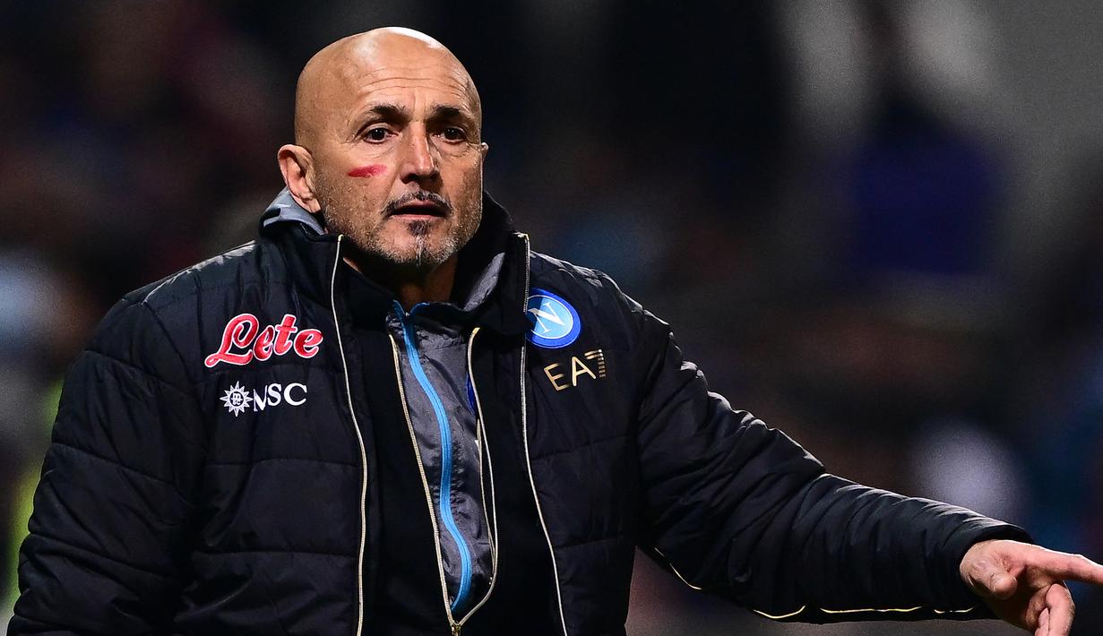 <p>Pelatih Napoli, Luciano Spalletti saat menghadapi Sassuolo dalam laga pekan ke-23 Liga Italia 2022/2023 di Citta del Tricolore Stadium, Sassuolo, Italia (17/2/2023). (AFP/Marco Bertorello) .</p>