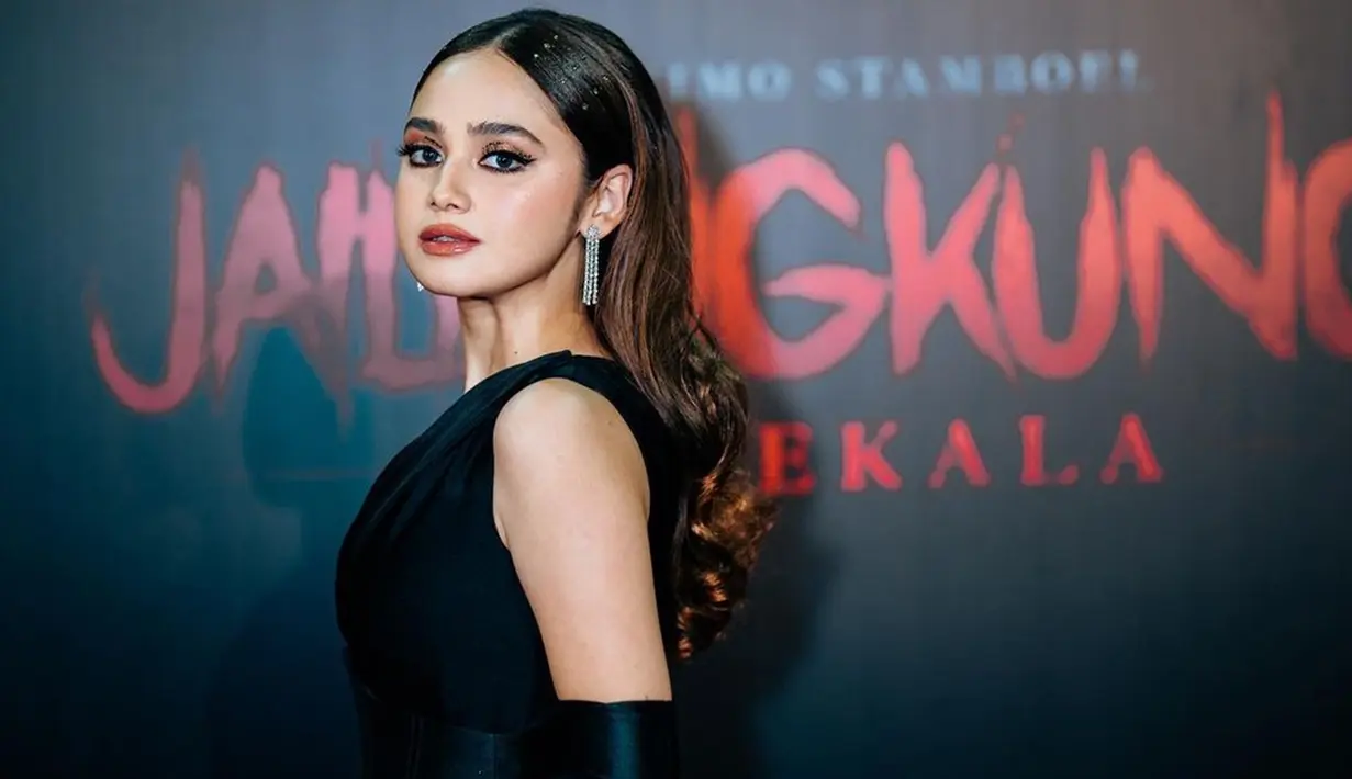 Tampil dalam balutan gaun berwarna hitam dalam premier film, Syifa Hadju berhasil menarik perhatian netizen. Dirinya pun terlihat memakai makeup lebih tebal dibandingkan biasanya. (Liputan6.com/IG/@syifahadjureal)