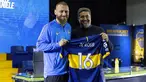 Mantan gelandang AS Roma, Daniele De Rossi memegang jersey klub barunya foto bersama Presiden Boca Juniors Daniel Angelici selama pengenalan dirinya di Buenos Aires, Argentina (29/7/2019). De Rossi menandatangani kontrak satu tahun dengan Boca Juniors. (AP Photo/Tomas F. Cuesta)