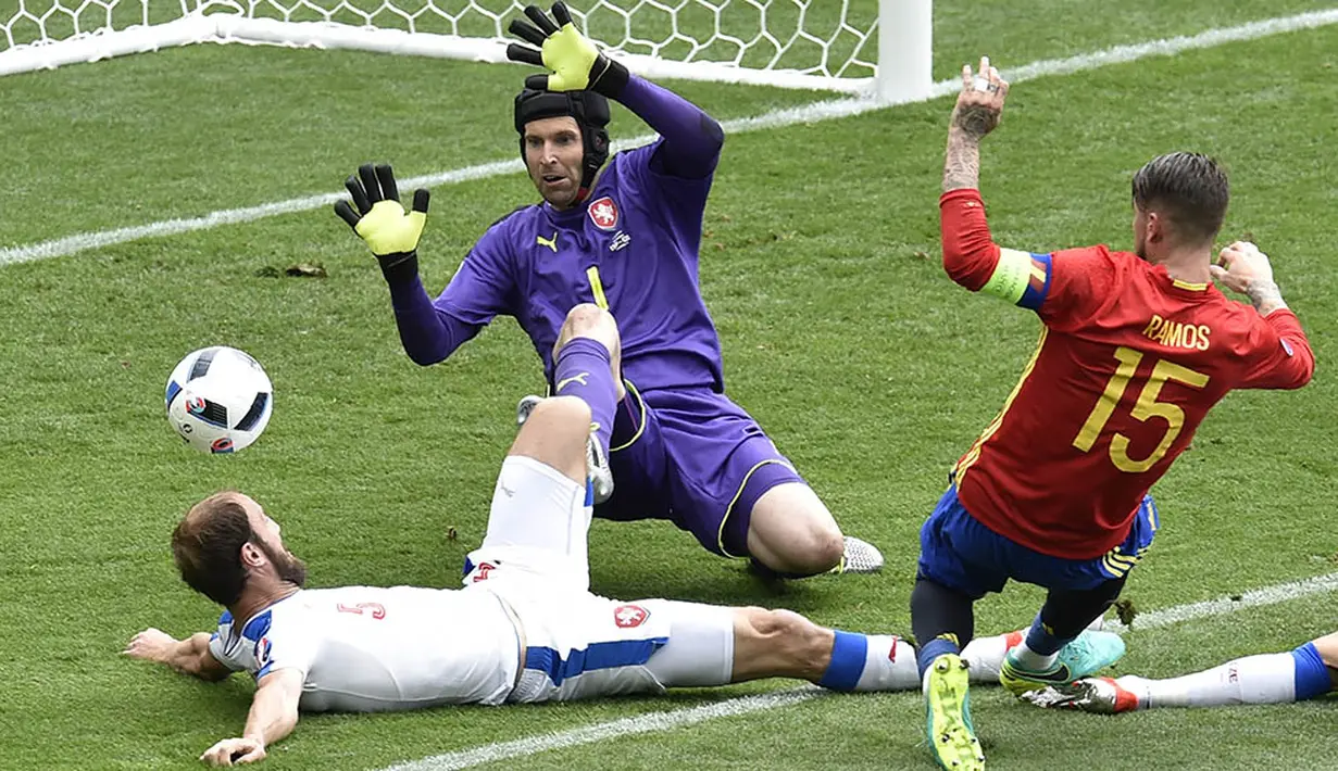 Kiper Republik Ceska, Petr Cech, berusaha menepis bola tendangan kapten Spanyol, Sergio Ramos. Spanyol menguasai jalannya laga dengan statistik penguasaan bola mencapai 61 persen. (AFP/Pascal Pavani)