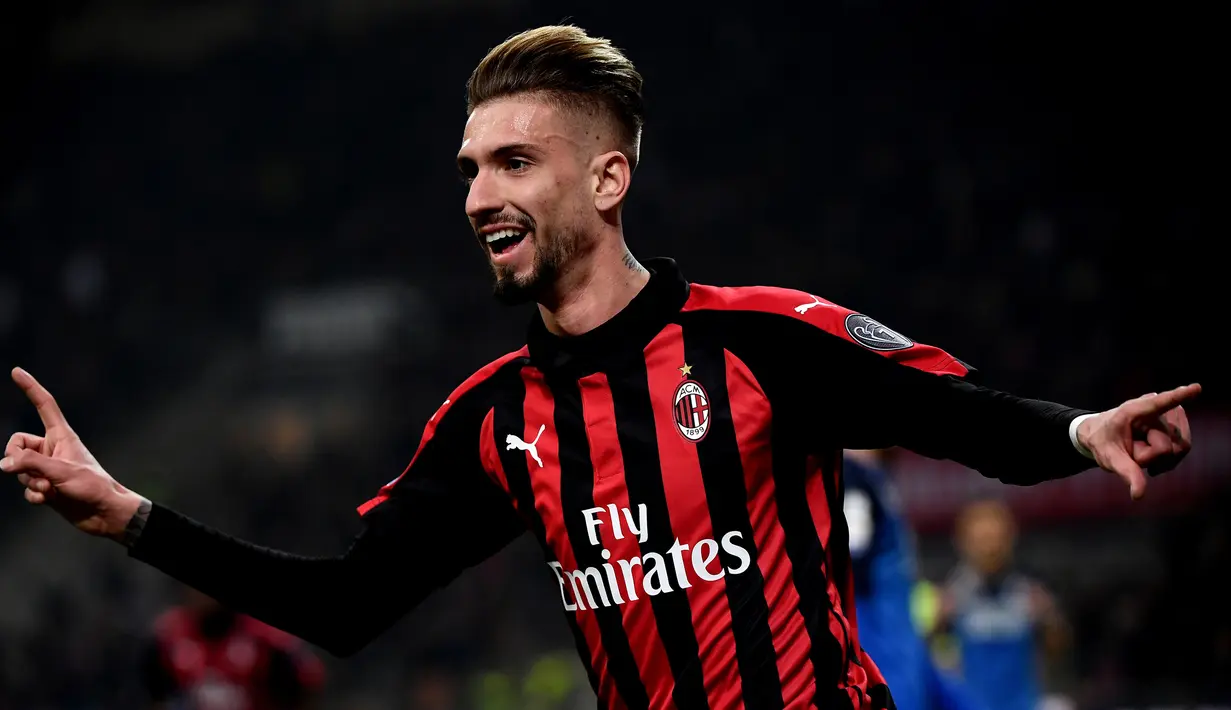 Gelandang AC Milan, Samuel Castillejo, merayakan gol yang dicetaknya ke gawang Empoli pada laga Serie A di Stadion San Siro, Milan, Jumat (22/2). Milan menang 3-0 atas Empoli. (AFP/Marco Bertorello)