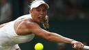 Caroline Wozniacki berusaha mengembalikan bola saat melawan Timea Babos pada laga tunggal putri Wimbledon 2017 di Wimbledon Tennis Championships, London, (4/7/2017). Wozniacki menang 6-4, 4-6, 6-1. (EPA/Nic Bothma)