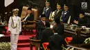 Presiden Joko Widodo berjabat tangan dengan Wakil Ketua DPR Fadli Zon usai menandatangani Nota Keuangan dan RAPBN 2018 di Kompleks Parlemen, Senayan, Jakarta, Rabu (16/8). (Liputan6.com/Johan Tallo)