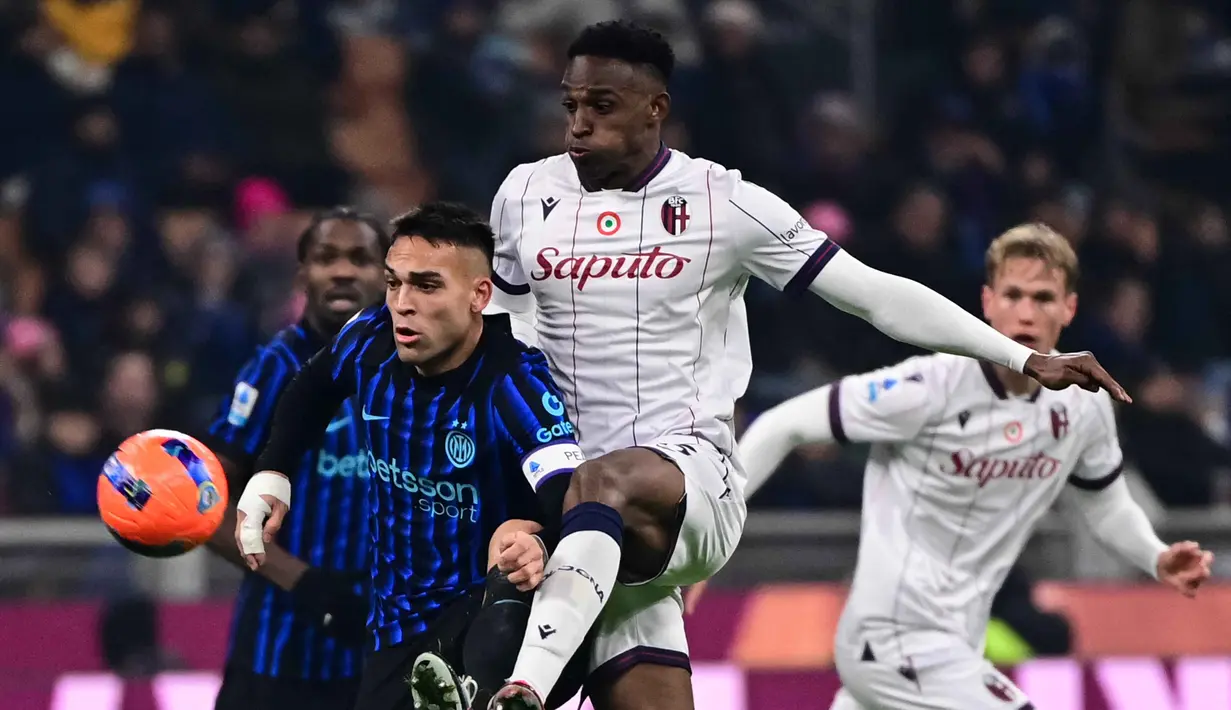 Menjamu Bologna di Stadion San Siro, Milan, Minggu (4/1/2026) waktu setempat atau Senin (5/1/2026) dini hari WIB, I Nerazzurri menang dengan skor 3-1. Tampak dalam foto, penyerang Inter Milan asal Argentina, Lautaro Martinez (kiri) berebut bola dengan bek Bologna asal Kolombia, Jhon Lucumi dalam pertandingan pekan ke-17 Serie A Italia di Stadion San Siro, Milan, Minggu (4/1/2026) waktu setempat atau Senin (5/1/2026) dini hari WIB. (Piero CRUCIATTI/AFP)