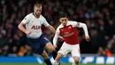 Gelandang Arsenal, Lucas Torreira ditempel oleh pemain Tottenham, Eric Dier dalam laga lanjutan Liga Inggris pekan ke-14 yang berlangsung di stadion Emirates, London, Minggu (2/12). Arsenal menang atas Tottenham Hotspur 2–1. (AFP/Ian Kington)