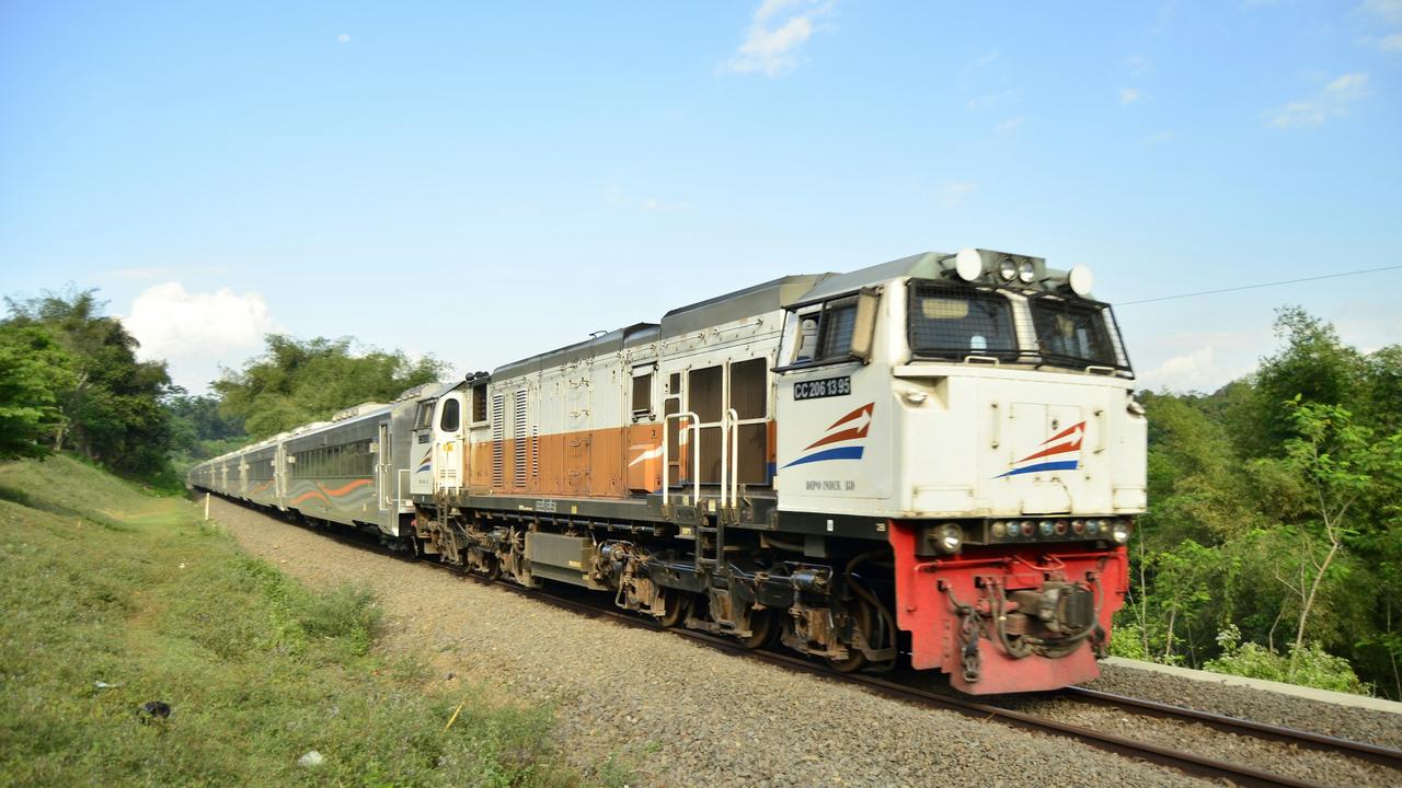 3,9 Juta Orang Naik Kereta Api Jarak Jauh saat Nataru, Keselamatan Tak Bisa Ditawar