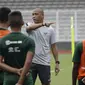 Asisten pelatih Timnas Indonesia U-22, Nova Arianto, memberikan arahan saat latihan di Stadion Madya Senayan, Jakarta, Selasa (22/1). Latihan ini merupakan persiapan jelang Piala AFF U-22. (Bola.com/Yoppy Renato)