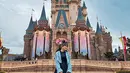 Berkunjung ke destinasi wisata impian sejak kecil, Disneyland, Fuji tampil gemas dengan bandana mickey mouse.  [Foto: IG/fuji_an].