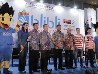 Pengurus PP PBSI serta sponsor Indonesia Open 2018 foto bersama usai konferensi pers di Hotel Fairmont, Jakarta, Senin (14/5/2018). Blibli Indonesia Open 2018 ini memperebutkan hadiah total senilai USD 1.250.000. (Bola.com/M Iqbal Ichsan)