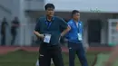 Pelatih Korea Utara, Ju Song Il saat memimpin timnya melawan Uzbekistan pada laga PSSI Anniversary Cu 2018 di Stadion Pakansari, Bogor, (26/4/2018). Uzbekistan dan Korea Utara bermain imbang 2-2. (Bola.com/Nick Hanoatubun)