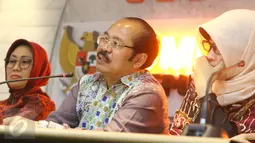 Pimpinan Ombudsman, Amzulian Rifai (tengah) memberikan keterangan saat menghadiri peresmian pusat pelaporan dan media center di Ombudsman, Jakarta, Rabu (8/2). (Liputan6.com/Helmi Afandi) 